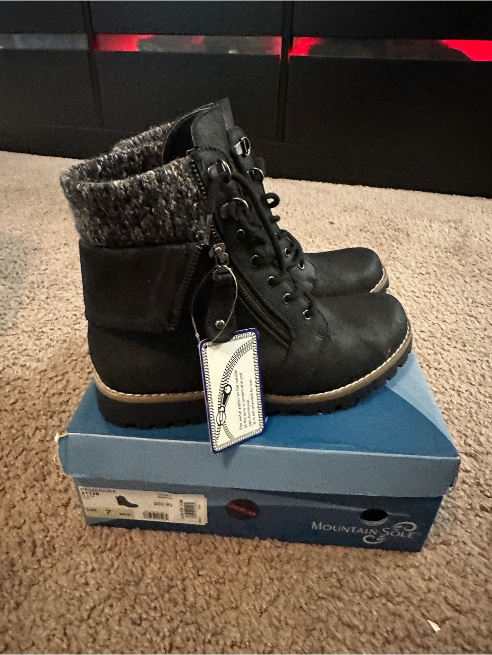 Mountain sole women’s 7M boot
